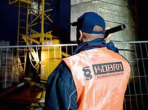 Baustellenschutz Kobra Mitarbeiter mit Taschenlampe